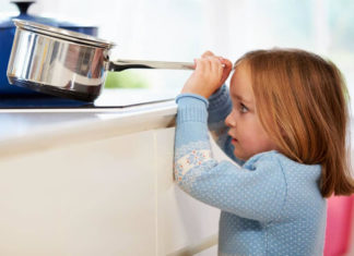 ¿Es ilegal dejar a los niños solos en casa? ¿Es ilegal dejar a los niños solos en casa?