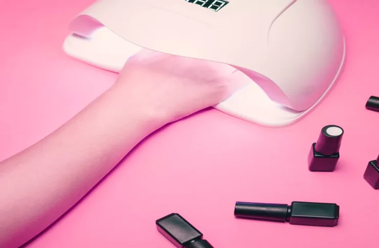 Las lámparas de manicura podrían tener riesgos para la salud